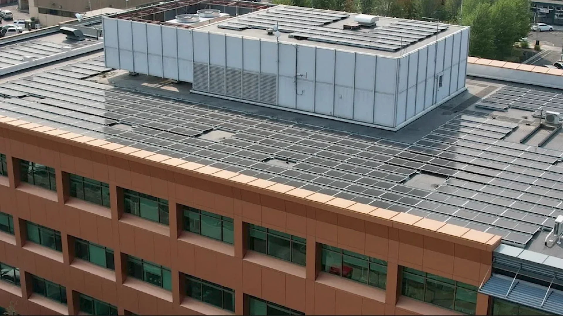 Photo of solar array on Yakima County building roof.